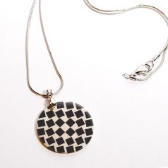 Op-art eridangd kockás kagyló nyaklánc