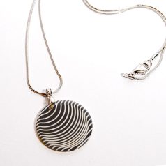 Op-art fekete alapú kör kagyló nyaklánc