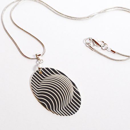 Op-art fekete alapú kör kagyló nyaklánc