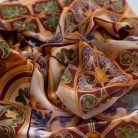 Pécsi csempe sárga barna csempeminta sál