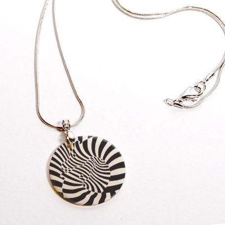Op-art zebrás kagyló nyaklánc