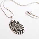 Op-art zebrás kagyló nyaklánc