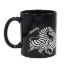 Op-art futó zebrás fekete bögre