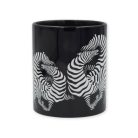 Op-art futó zebrás fekete bögre
