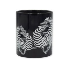 Op-art futó zebrás fekete bögre