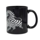 Op-art futó zebrás fekete bögre