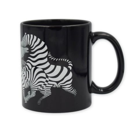 Op-art futó zebrás fekete bögre