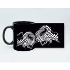 Op-art futó zebrás fekete bögre